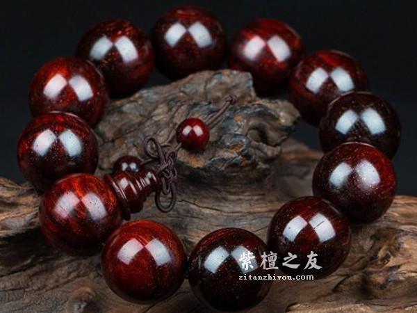 影响小叶紫檀手串价格变动的因素有哪些？