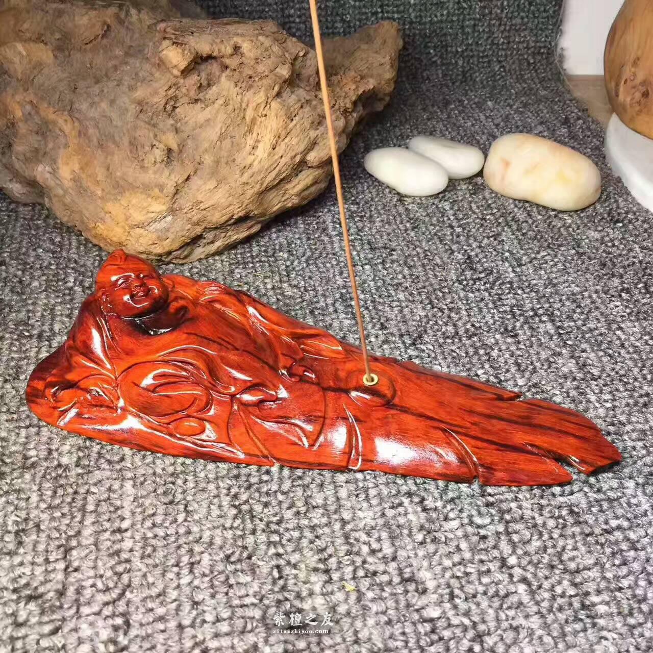 小叶紫檀香插《善财童子》鸡血红泥料打造-1