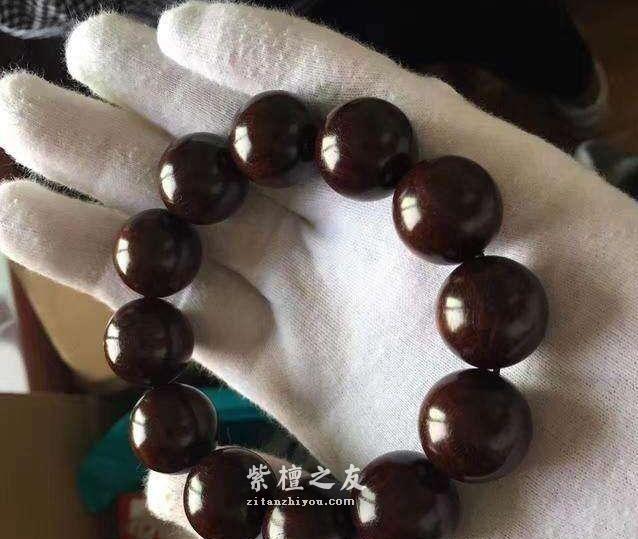 你还在为把小叶紫檀手串玩成黑球球而烦恼吗？看小编怎么做-2