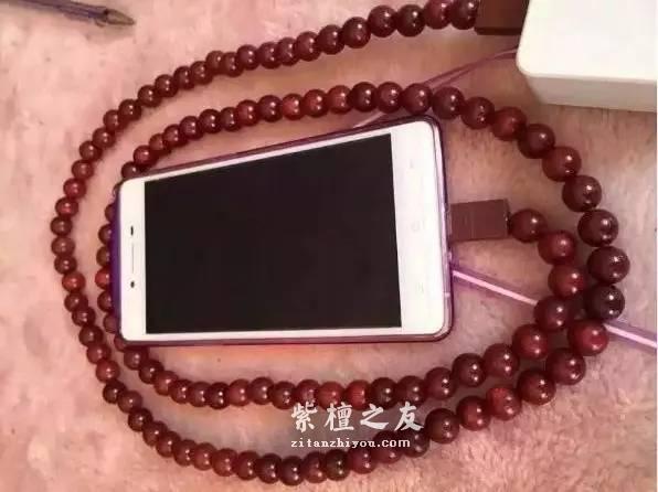 小叶紫檀做成充电线手机壳 就问你服不服-1