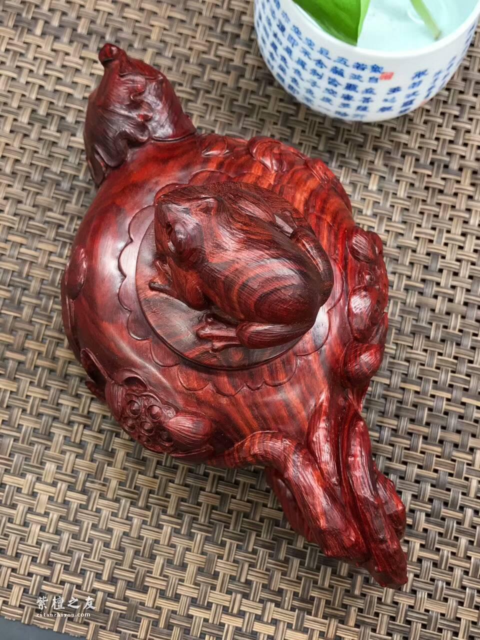 印度小叶紫檀纯手工雕刻壶把件 荷花青蛙寓意悠然自得-8