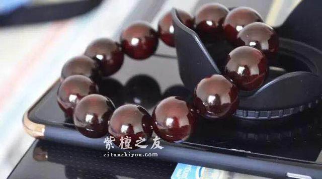 如何选择优质的小叶紫檀手串 小叶紫檀手串如何盘玩？-3