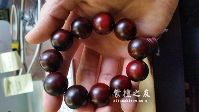 小叶紫檀鸡血红和鸡血料有何不同，我们要如何分辨？-1
