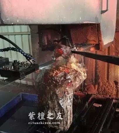 揭秘真实的小叶紫檀赌料过程，玩得起也要输得起！-9
